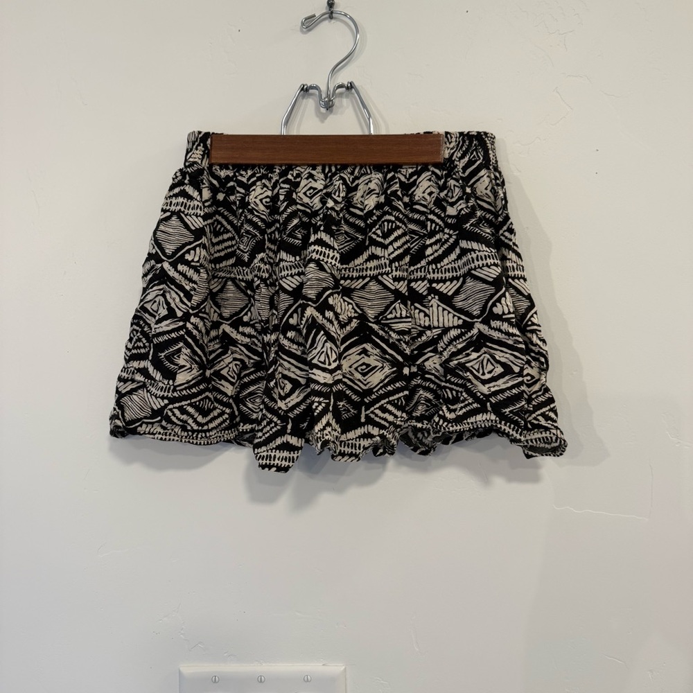 La Hearts Black and White Geometric Mini Skirt